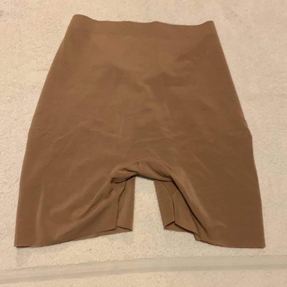 SKIMS SHEER SCULPT LOW BACK SHORT - SIENNA - M